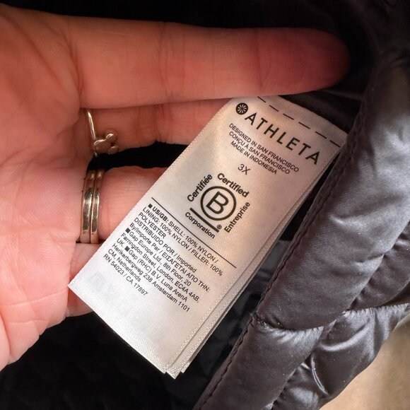 Athleta Whisper Featherless Puffer Vest Size 3X Black Lightweight Travel Outdoor - Picture 9 of 11